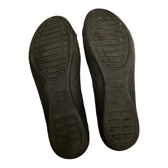 Croc flats in size 8 women’s with silver hardware. In great pre-owned condition - Picture 3 of 3